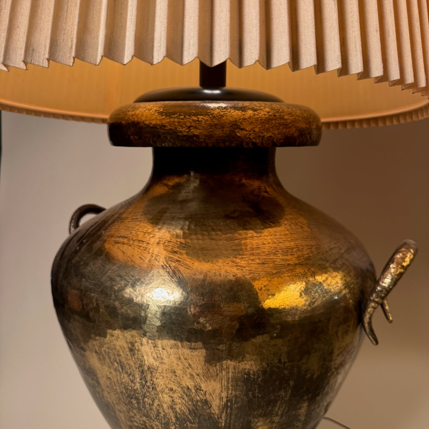 Vintage Hammered Brass Urn Motif Table Lamp