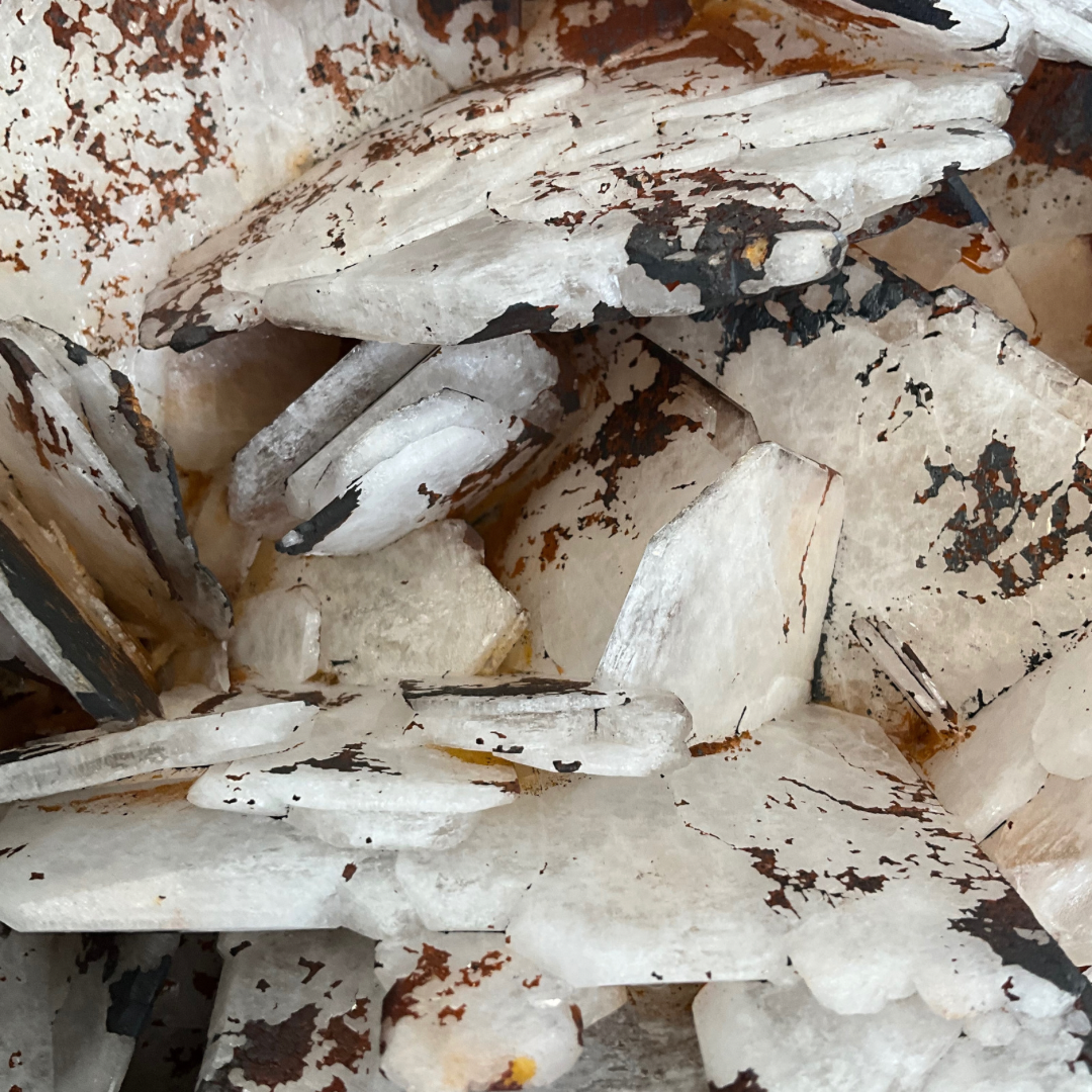 BARYTE CRYSTAL SPECIMAN WITH VARIOUS MINERALS